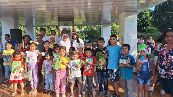 Aqualia se unió a la fiesta de navidad con la donación de regalos para los niños del municipio de Flandes